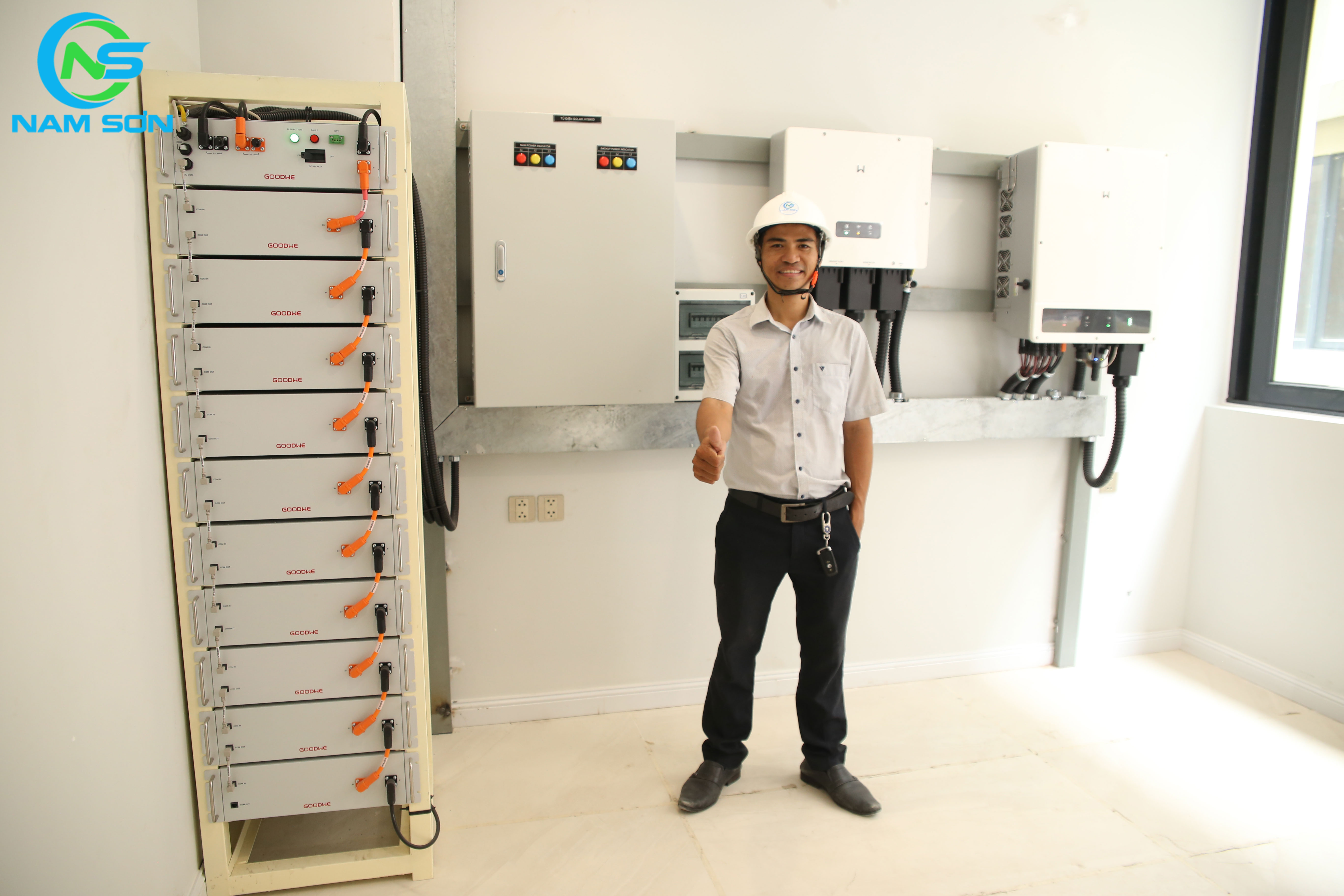 BÀN GIAO HỆ THỐNG ĐIỆN MẶT TRỜI HYBRID CAO CẤP TẠI QUẬN 2 – GIẢI PHÁP NĂNG LƯỢNG CHỦ ĐỘNG 24/7 CHO BIỆT THỰ HIỆN ĐẠI
