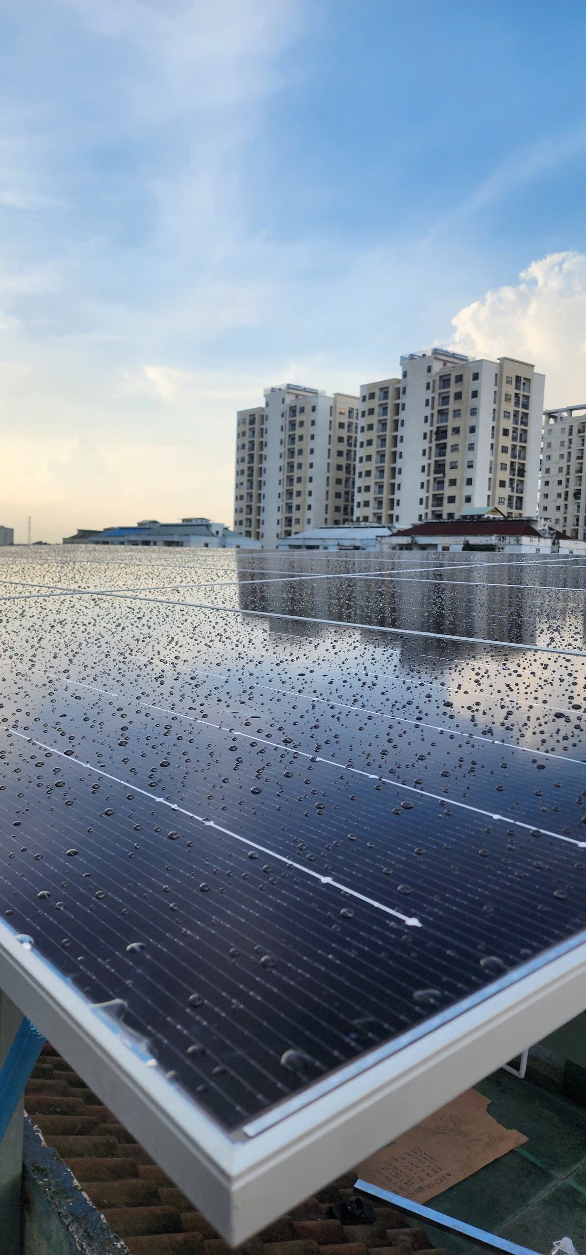 Mái nhà khó lắp đặt điện mặt trời - Dự án lắp đặt hệ thống điện mặt trời 20 tấm pin TCL SOLAR 615W