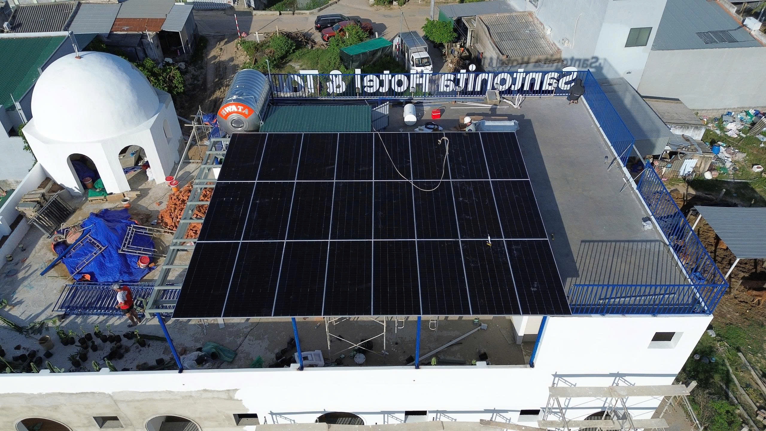 Giảm sự nóng bức ngôi nhà bằng điện mặt trời. Tại sao không ?