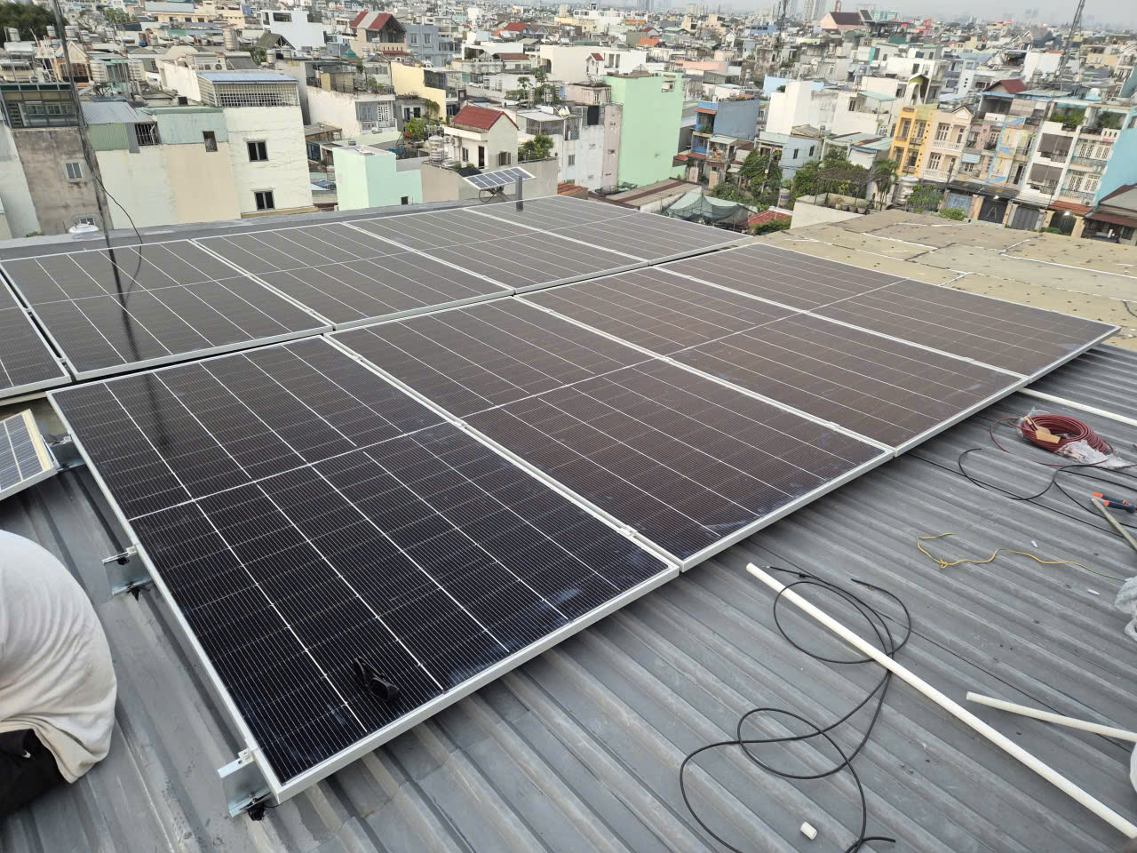 Hoàn Thành Hệ Thống Điện Mặt Trời Hybrid 9.3kWp Kèm Pin Lưu Trữ 16kWh