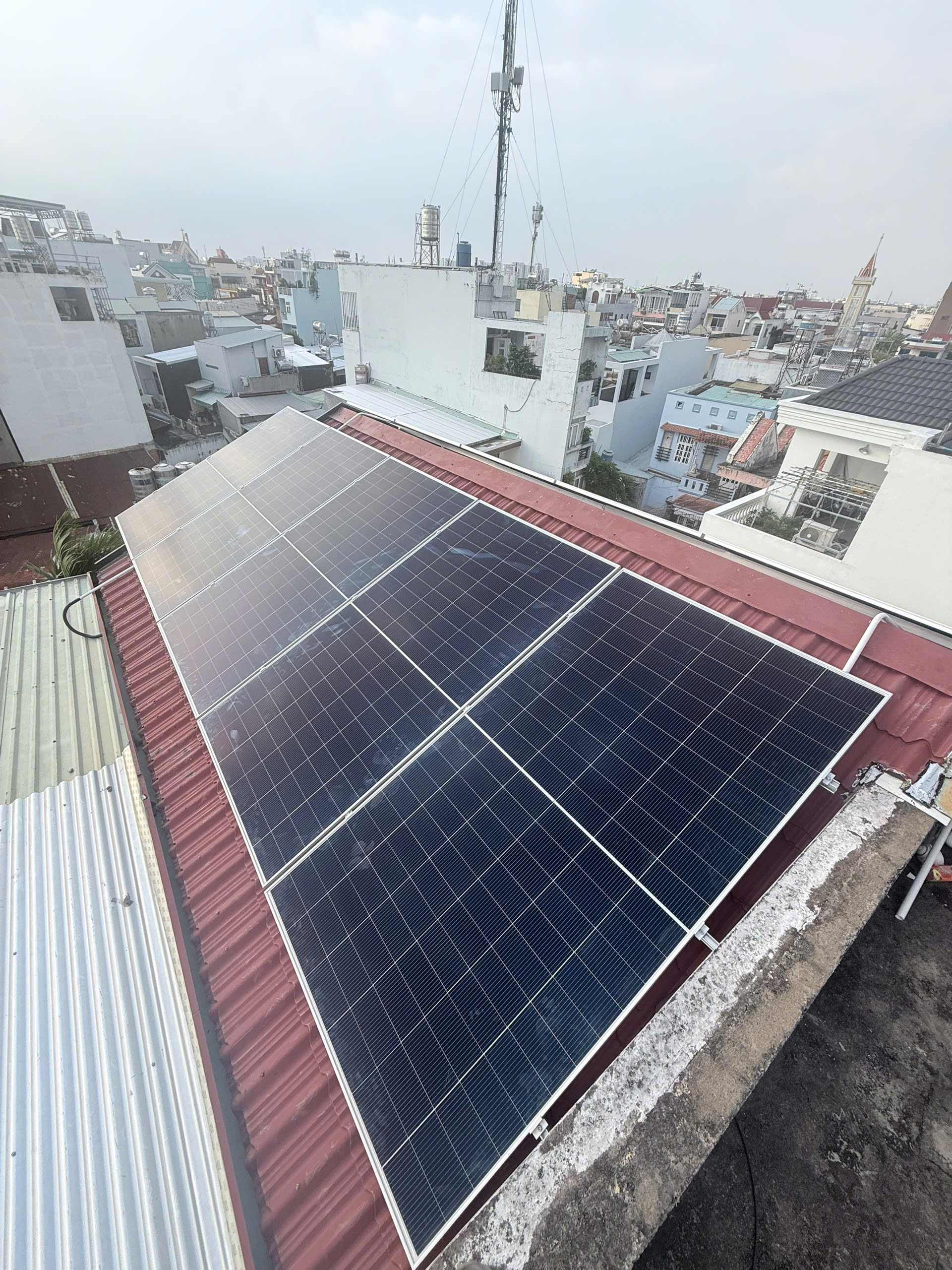 Hoàn thành lắp đặt điện mặt trời Hybrid – tiết kiệm dự kiến 2–2,5 triệu đồng tiền điện mỗi tháng